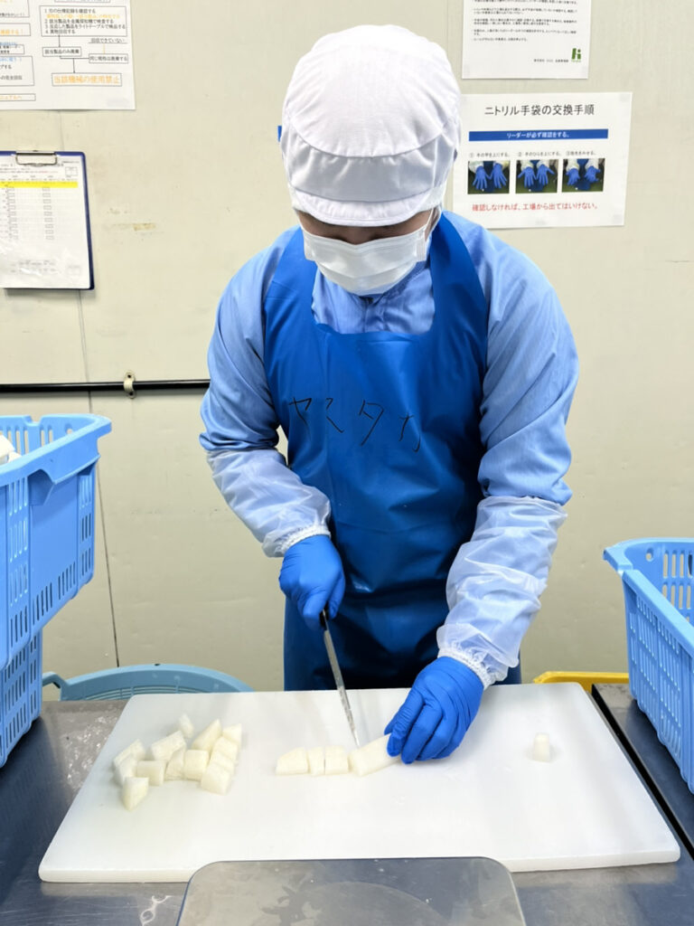 包丁を使って野菜をカットする様子